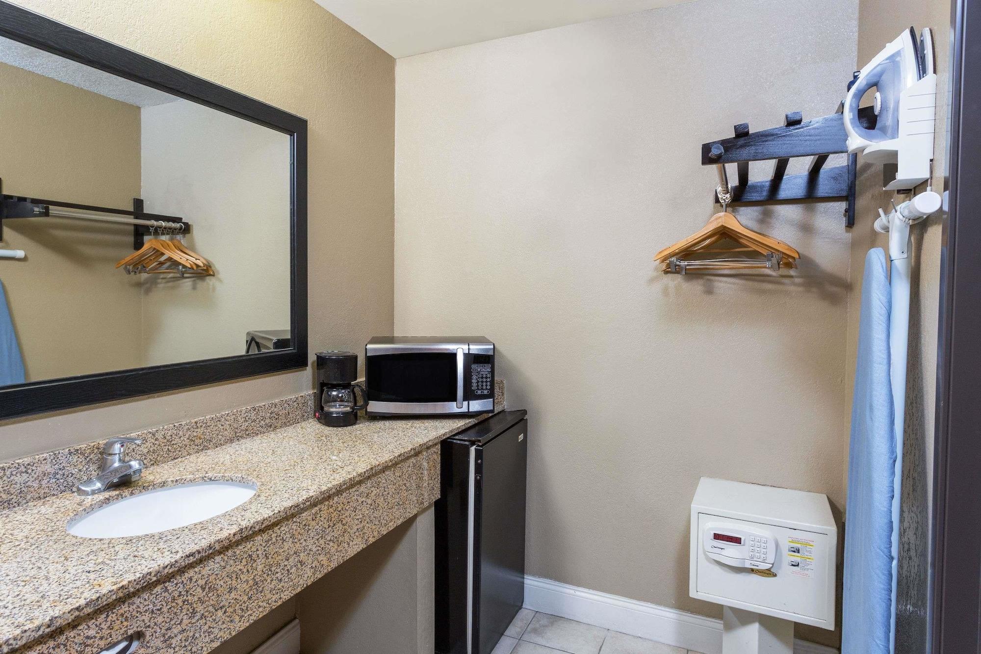 Howard Johnson By Wyndham National City/San Diego South מראה חיצוני תמונה