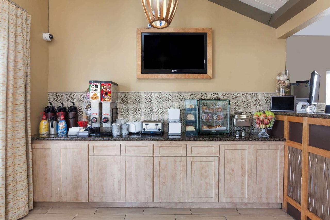 Howard Johnson By Wyndham National City/San Diego South מראה חיצוני תמונה
