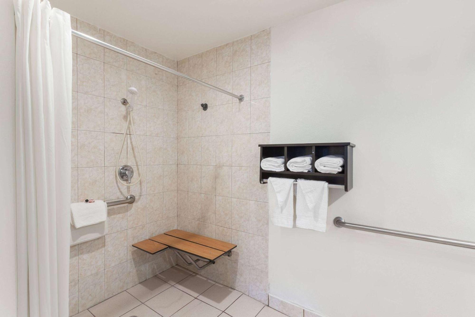 Howard Johnson By Wyndham National City/San Diego South מראה חיצוני תמונה