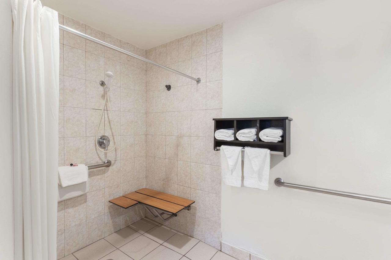Howard Johnson By Wyndham National City/San Diego South מראה חיצוני תמונה