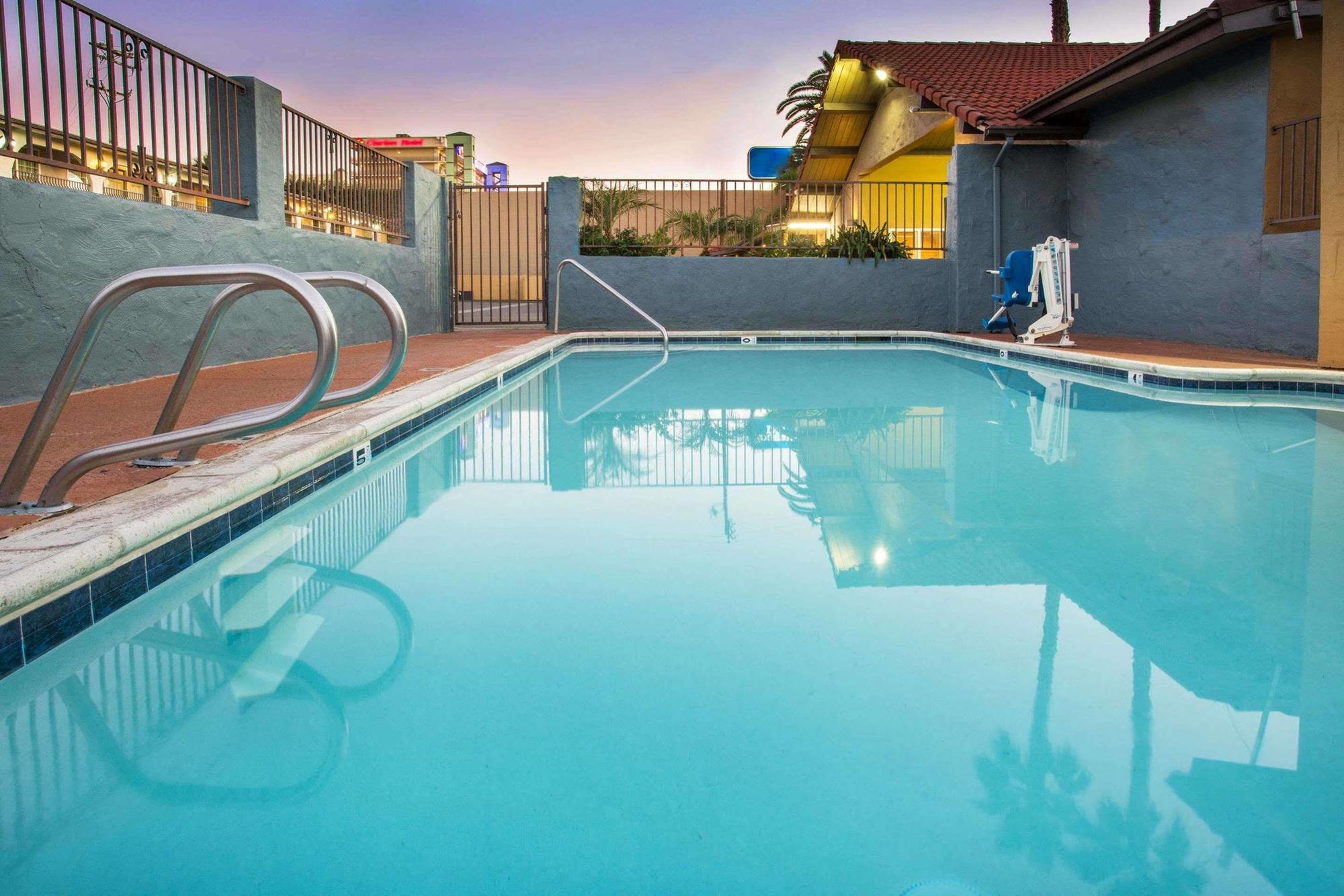 Howard Johnson By Wyndham National City/San Diego South מראה חיצוני תמונה